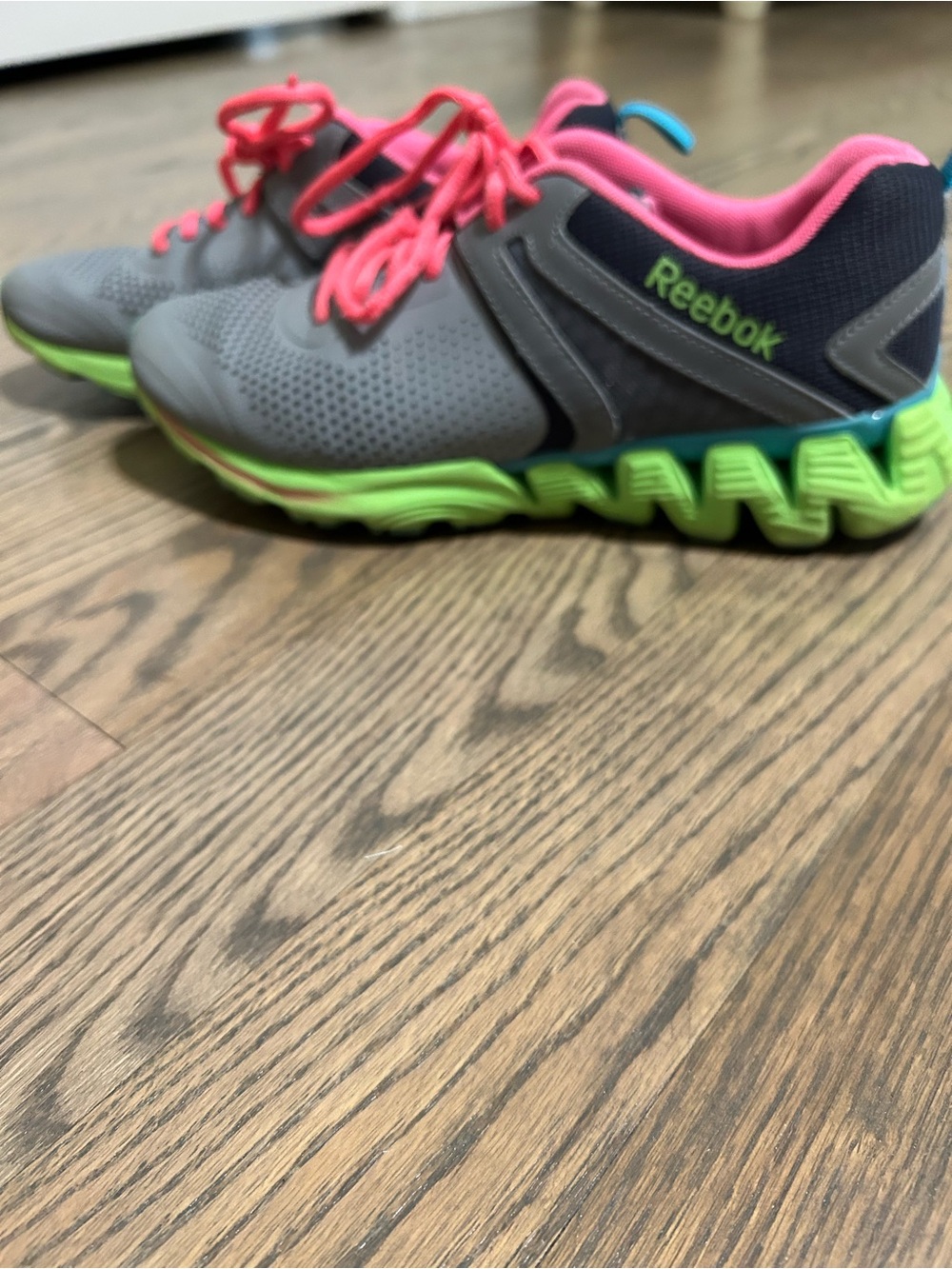Reebok zigtech women’s size 8 pink and green